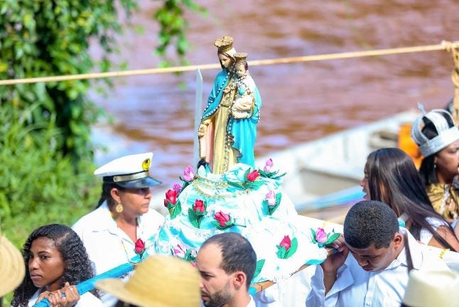 Procissão após a chegada da santa no Rio Paraopeba é um dos destaques da festa
