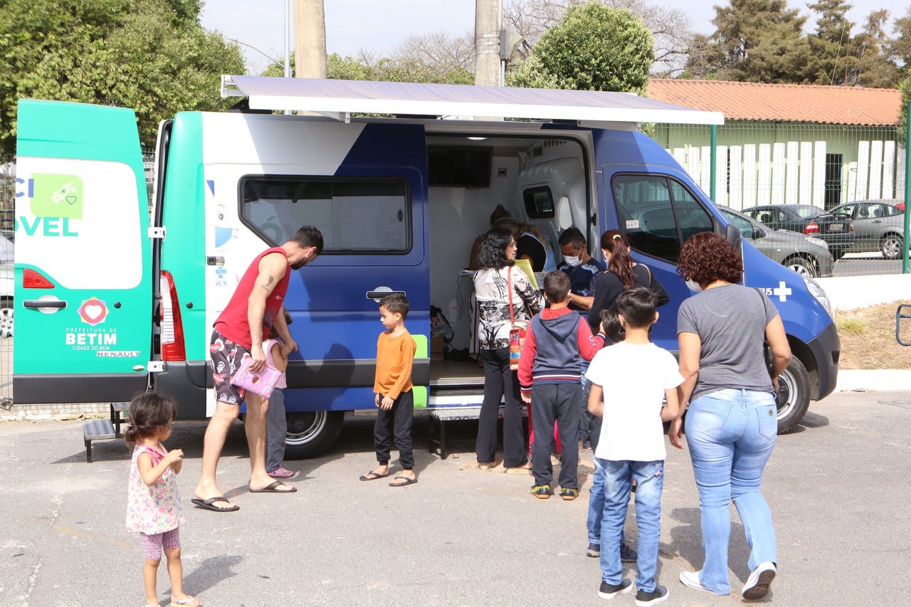 Para ser vacinado, é necessário apresentar um documento de identidade e o cartão de vacinas