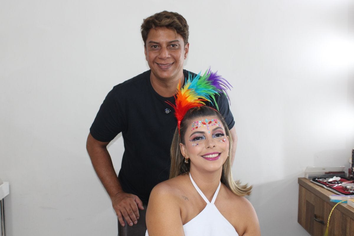 Cílios, glitter e pedrarias; recursos simples e baratos fazem a diferença na criação da make carnavalesca 