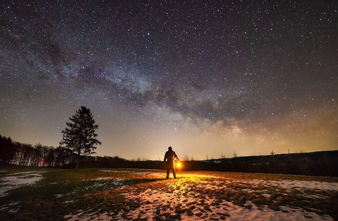 Subir às estrelas, aos píncaros da essência humana, transita justamente pela aspereza das renúncias, das quedas, da solidão e sempre pela incompreensão