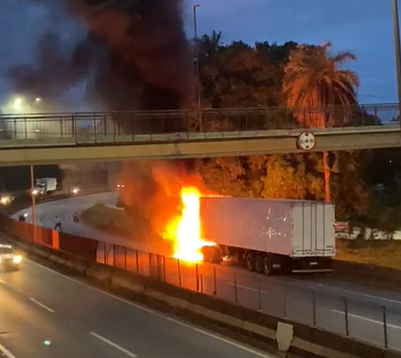 Incêndio aconteceu no sentido Belo Horizonte