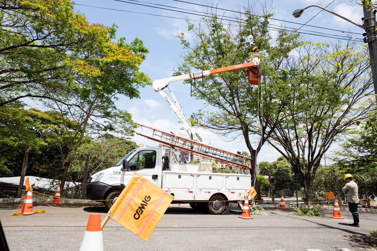 Manutenção na rede elétrica — Foto: Cemig