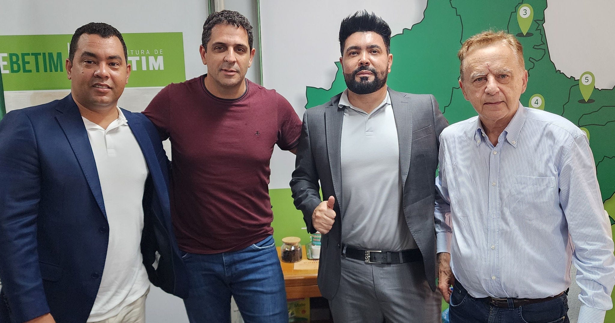 Gilmar Nardy, sócio-fundador do AquaMais, ao lado de Heron Guimarães, prefeito eleito de Betim; Bernardo de Castro, também sócio-fundador do empreendimento e Vittorio Medioli, atual prefeito de Betim. 