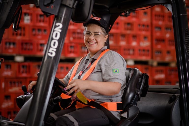 Entre os benefícios, estão assistência médica e odontológica, programa de remuneração variável, seguro de vida, vale-alimentação e refeitório na empresa