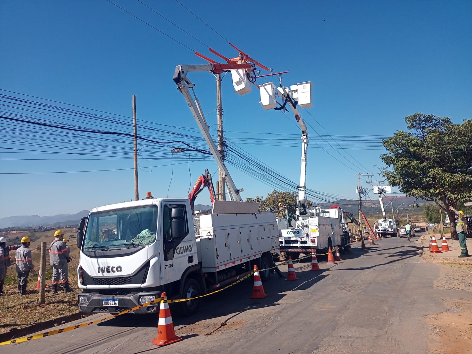 Manutenção na rede elétrica — Foto: Cemig