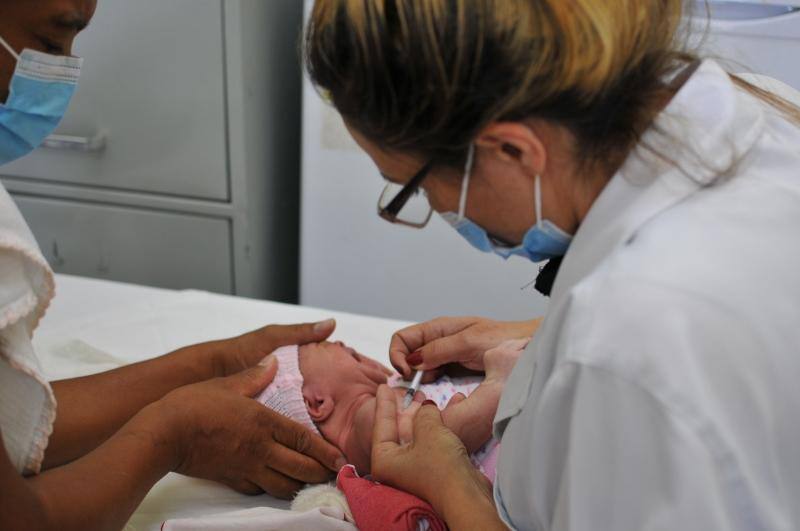 A BCG faz parte do Calendário Nacional de Vacinação das Crianças e deve ser aplicada em dose única logo após o nascimento.