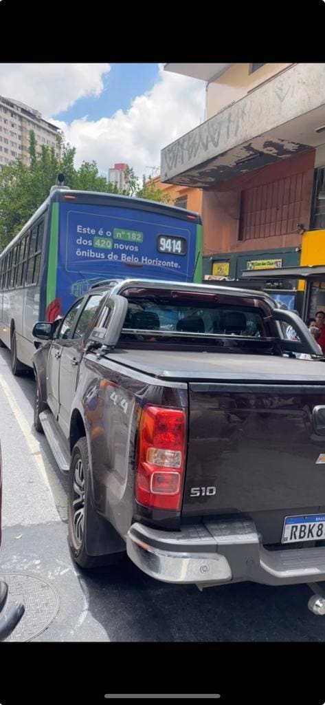 Antes de bater na traseira do ônibus, suspeitos subiram com a caminhonete no canteiro central da Praça Raul Soares, em BH