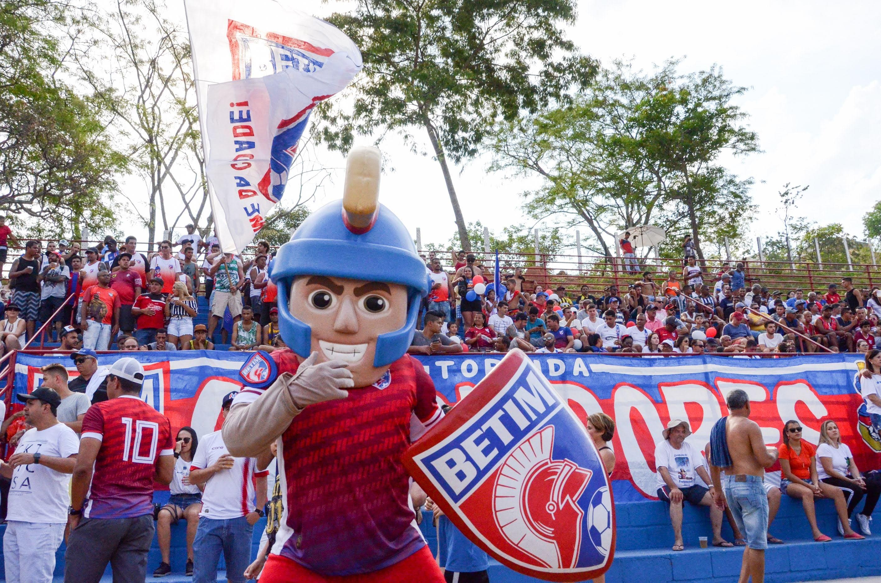 Mascote do Betim Futebol junto à torcida em 2019