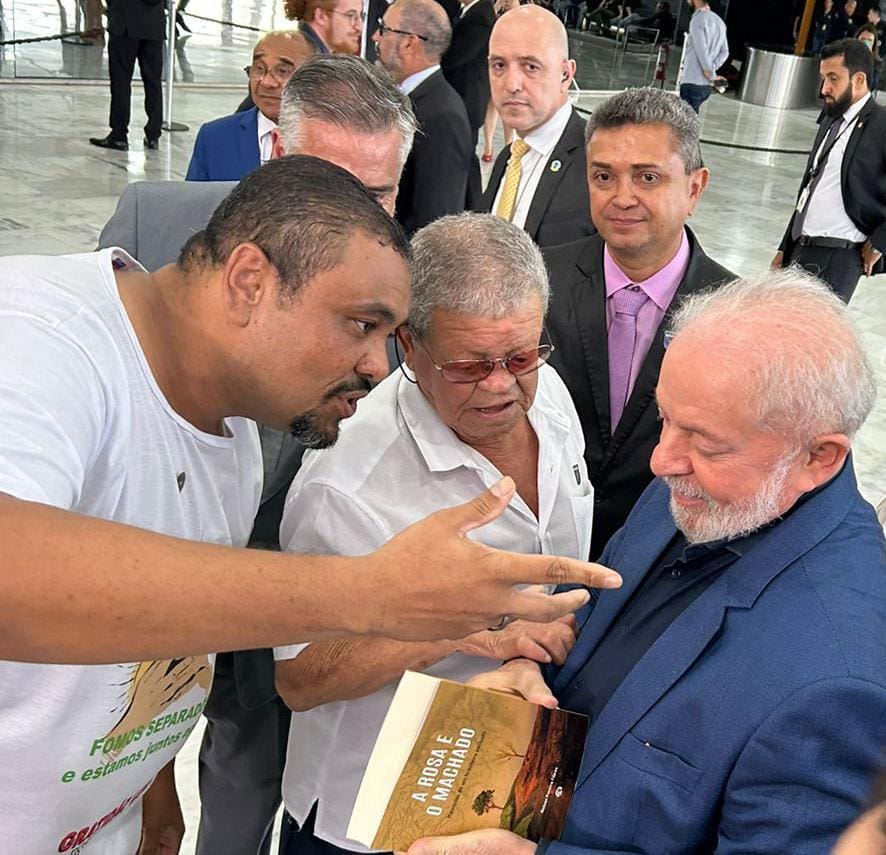 Primeiro exemplar do livro "A Rosa e o Machado", memórias de um brasileiro excluído, de Nelson Flores, foi entregue ao presidente Lula