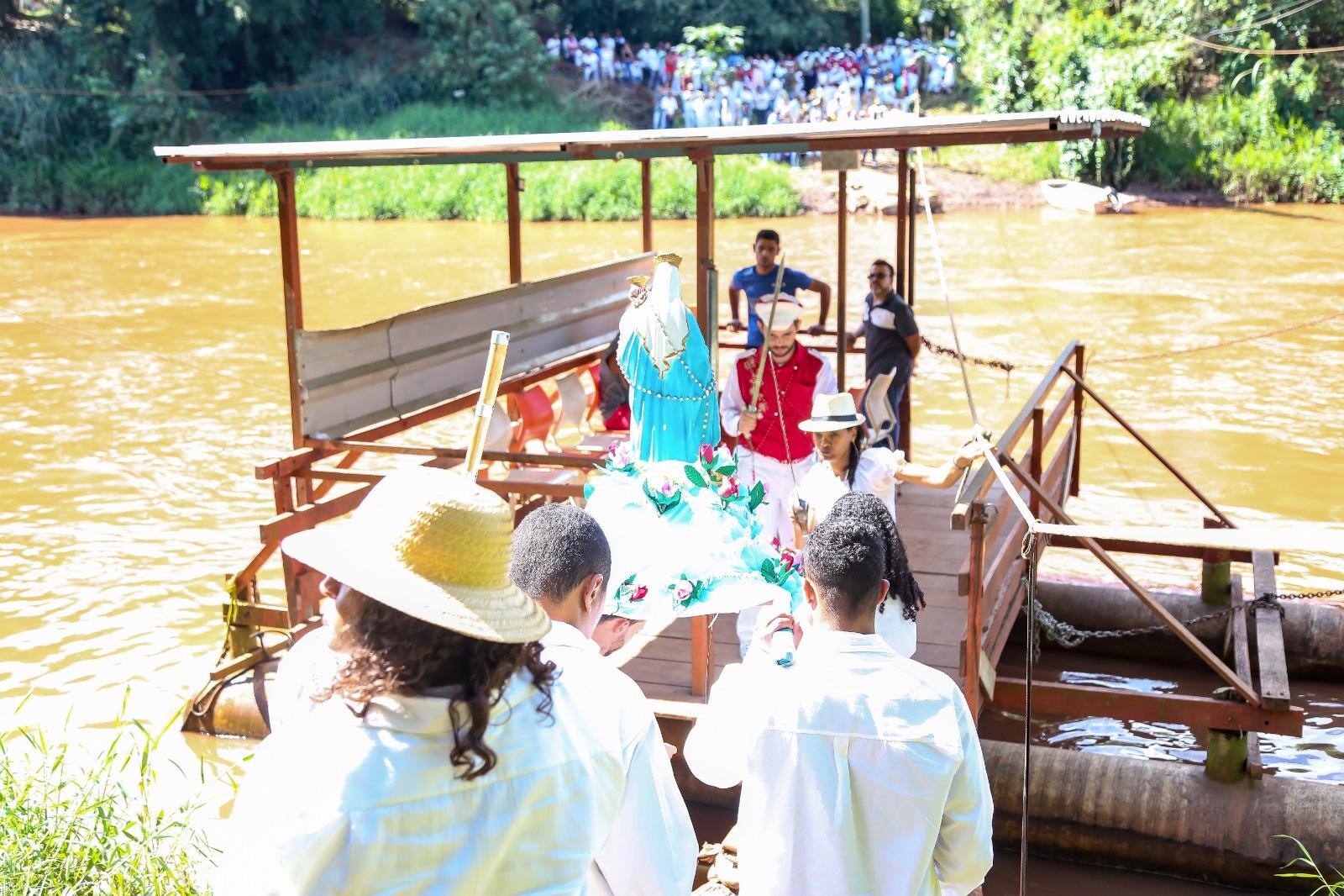 Momento mais aguardado da festa é quando a santa chega em uma barca pelo rio Paraopeba e é recebida por várias guardas do Congado, que a levam até a Senzala