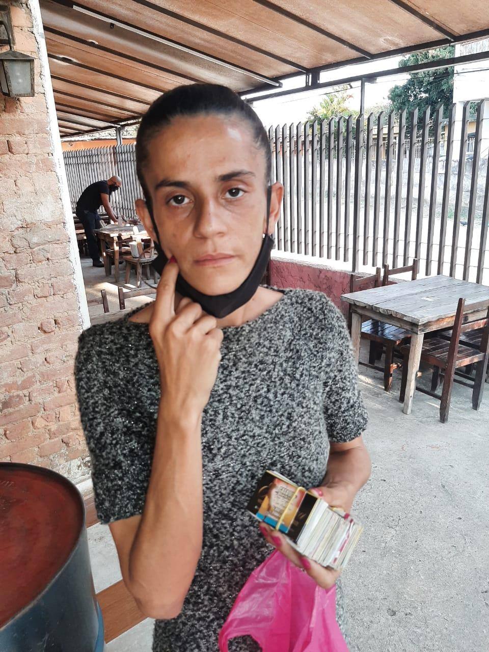 Carla Soares Domingues, de 36 anos, aplicava o golpe em cidades da região também. Ela sempre chegava com cartões e dizia que estava trabalhando para arrecadar dinheiro para a filha com câncer, o que foi confirmado pela polícia ser mentira.