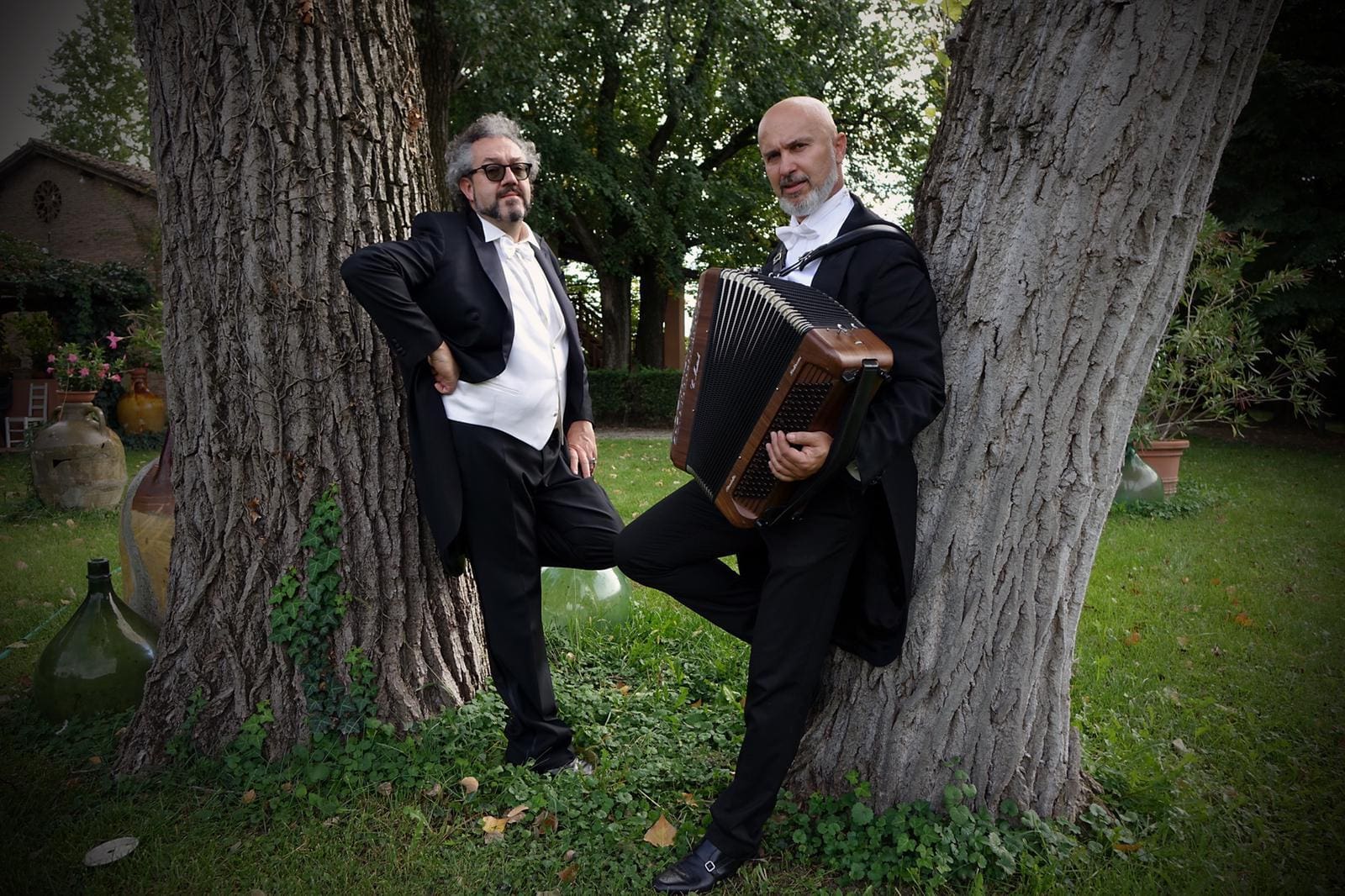 Claudio Mattioli e Massimilliano Barbolini cantam e interpretam com atuações cômicas