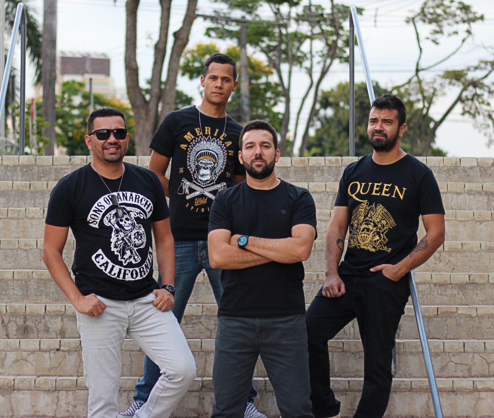 Criada em 2020, a banda Lolla é formada por Gustavo (Vocal), Taviw (Guitarra), Juninho (Baixo) e Paulo (Bateria)