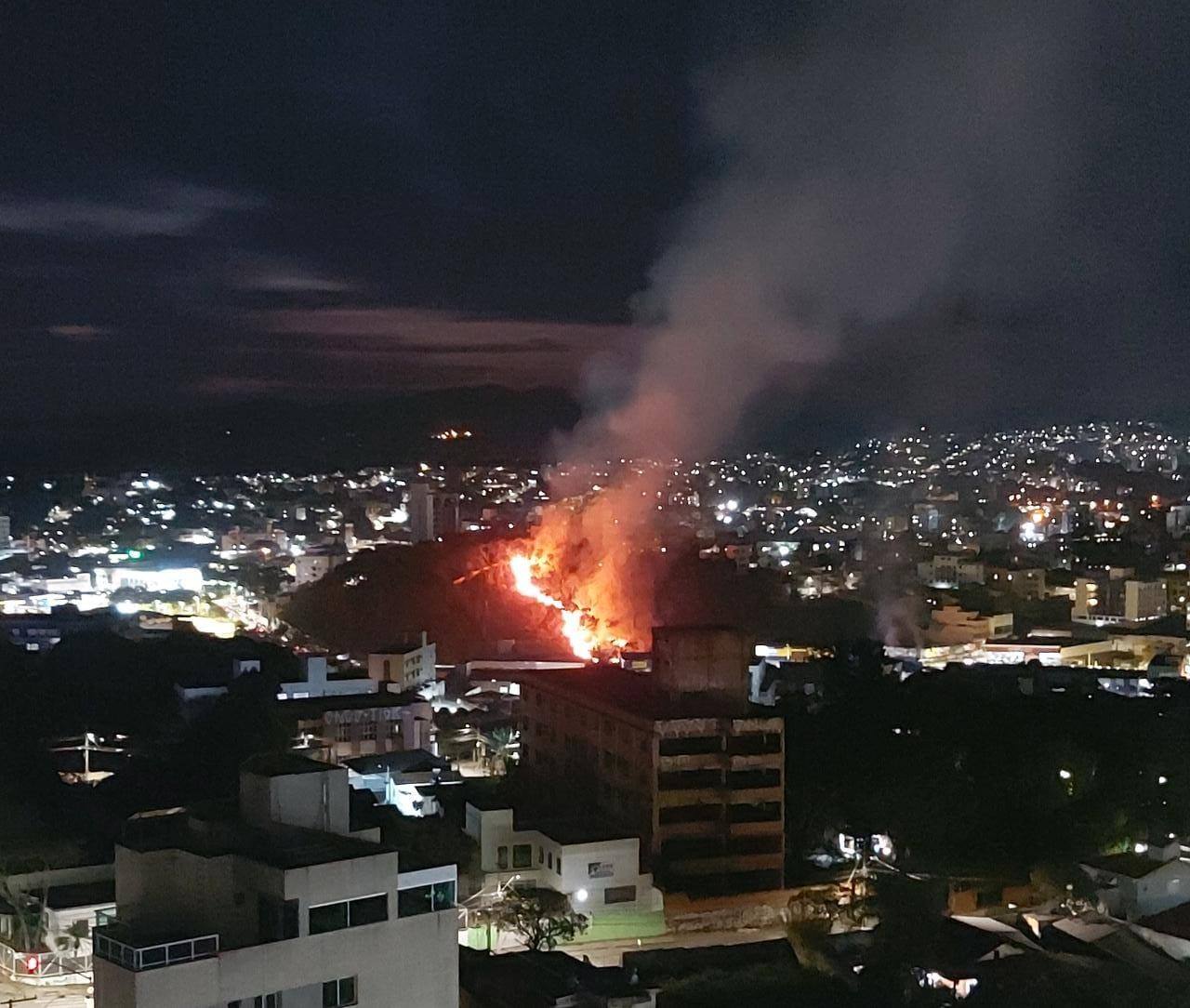 Incêndio foi visto em várias partes da região central da cidade.