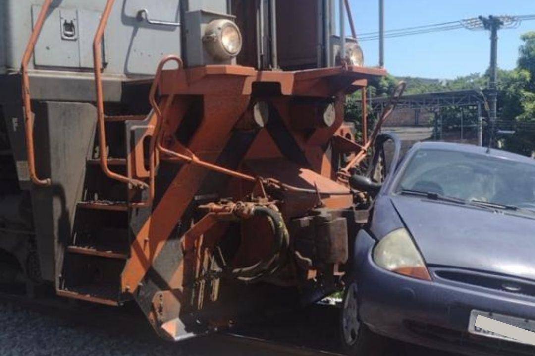 Leitores enviaram imagens que mostram a intensidade do impacto do trem no carro, um Ford Ka