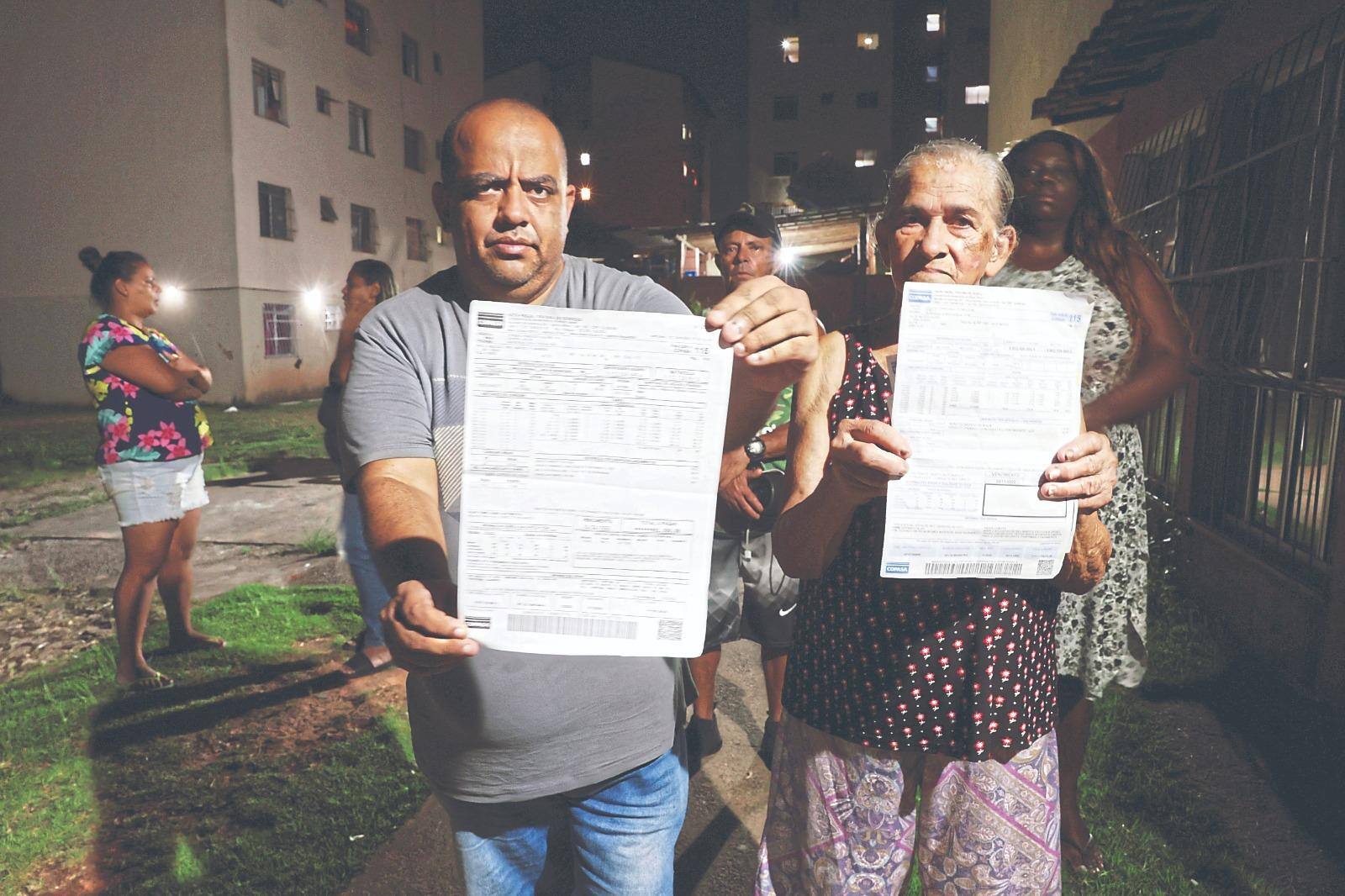Marcos Alves e Nilza Neres reclamam do valor da conta.