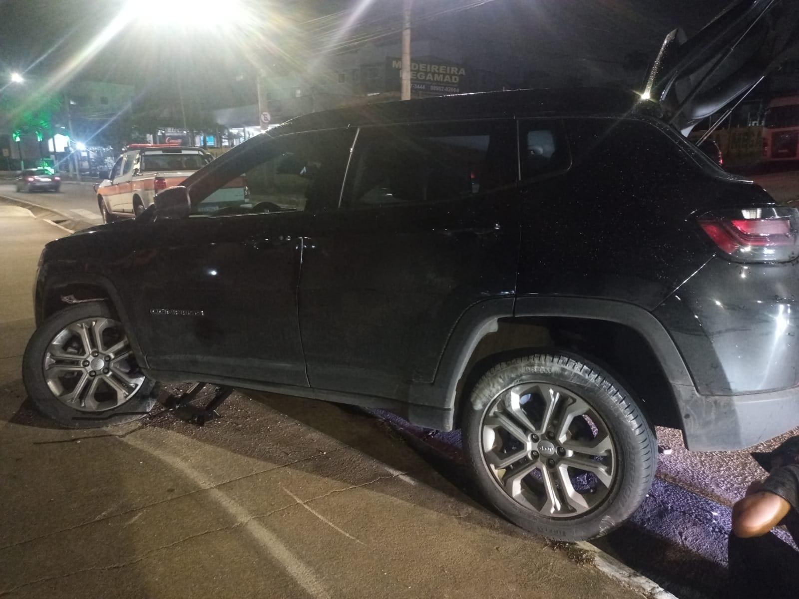 Motorista do Palio bateu contra um Cruze e depois contra um Jeep, que com o impacto, parou na pista de caminhada