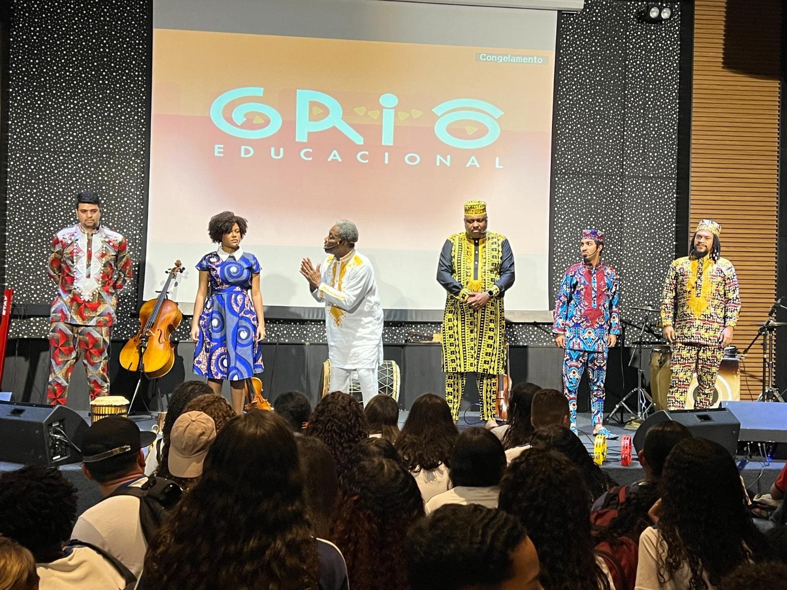 Mais do que tocar com palavras, Natanael dos Santos embalou o público com uma apresentação do quinteto musical Griô Educacional