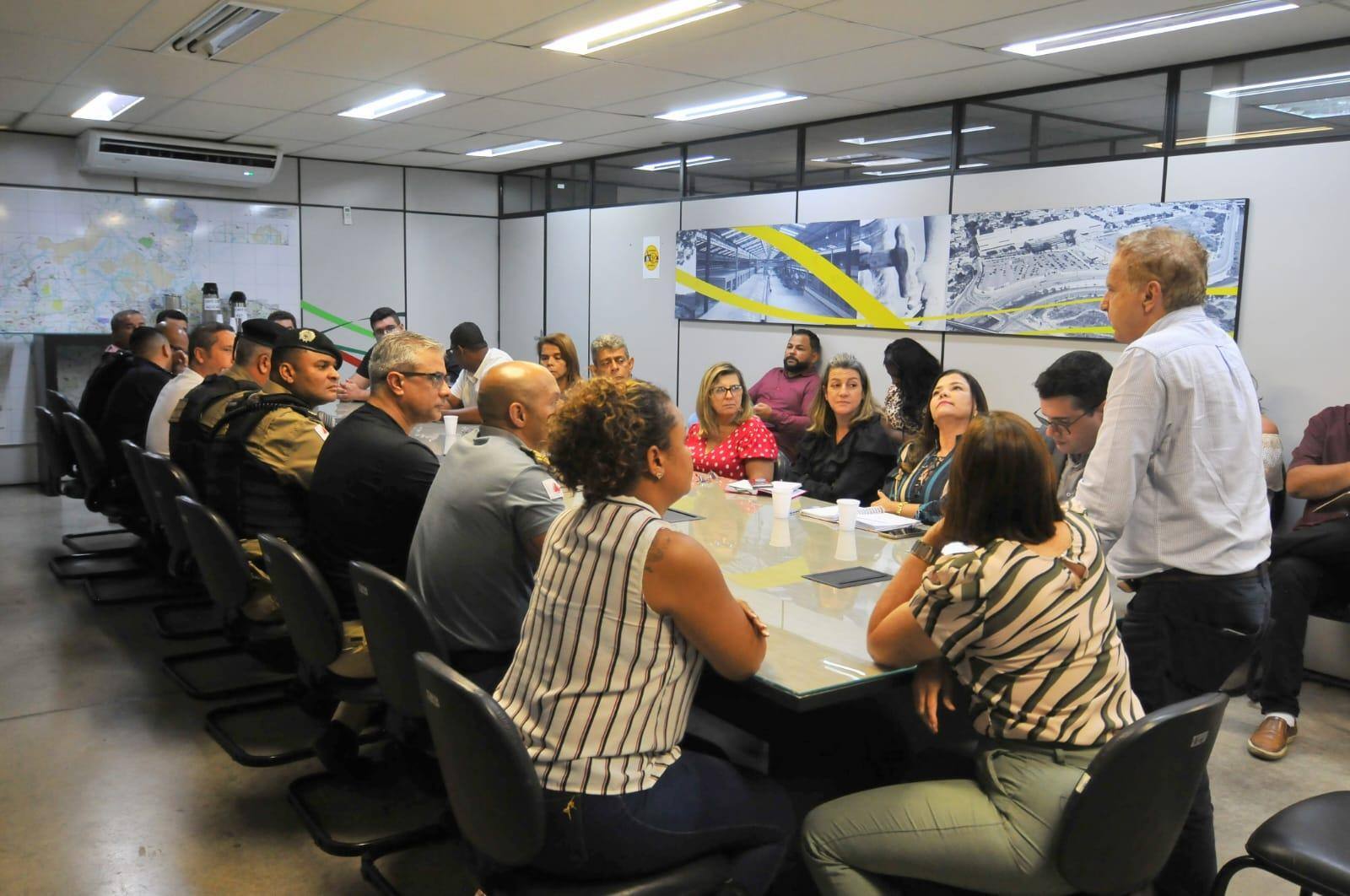 Nesta segunda (10), representantes das forças de segurança participaram de uma reunião com o prefeito de Betim, secretários, vereadores e representantes das instituições de ensino na sede do governo municipal para definir ações