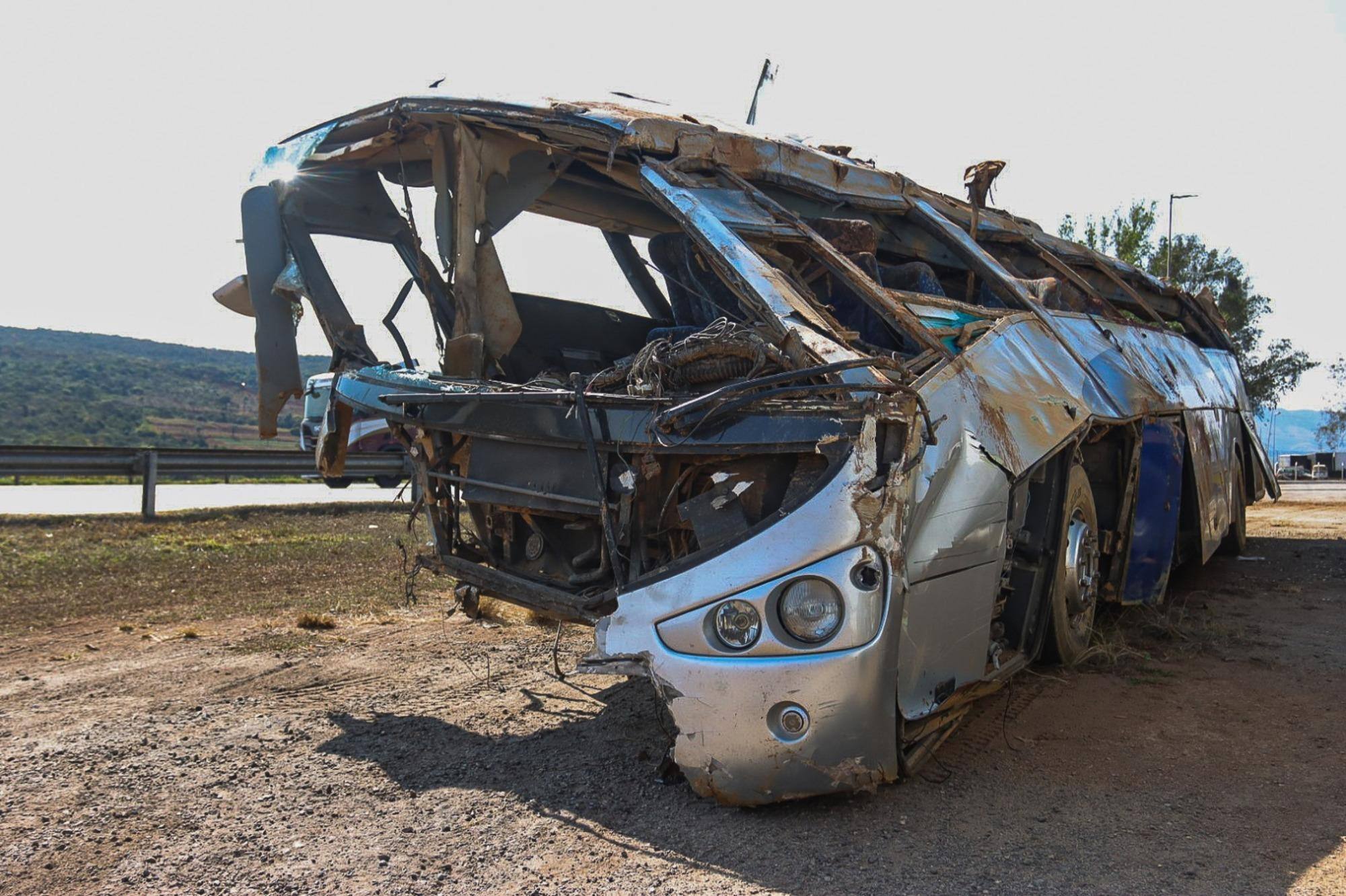 Ônibus com torcedores do Corinthians ficou destruído