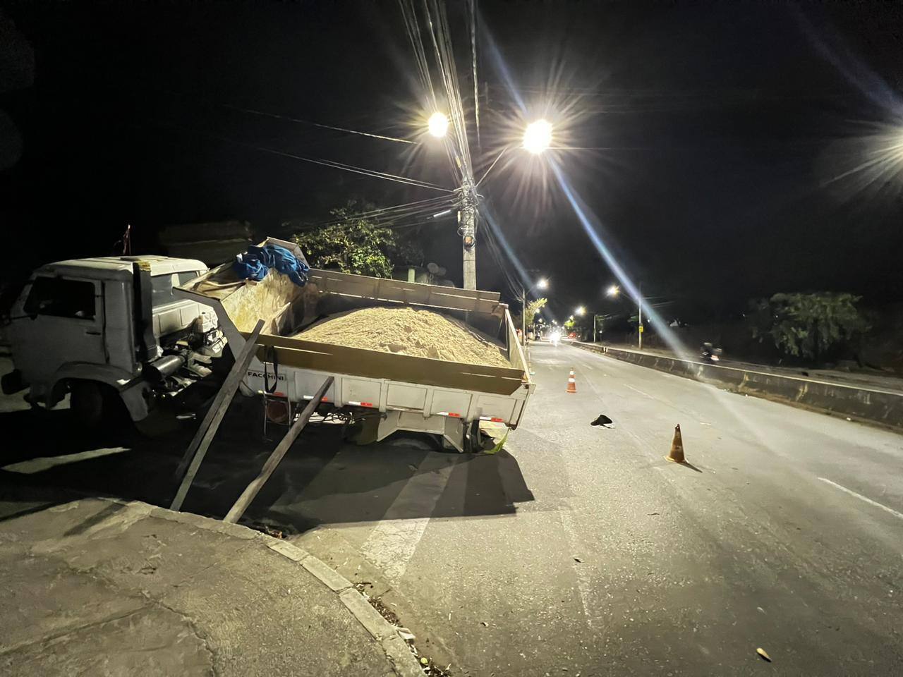 Caminhão afundou na rua Joaquim Xavier, na esquina com a avenida Amazonas