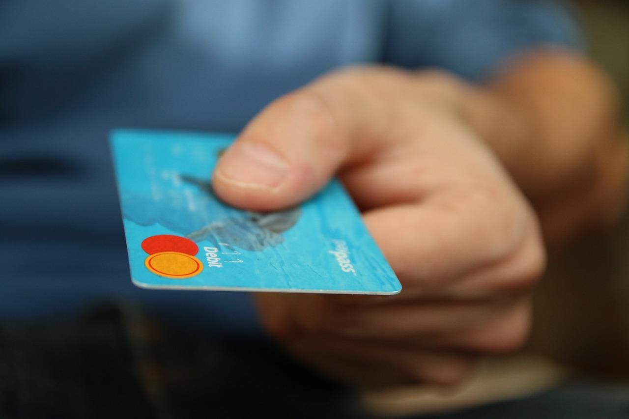A saída da Mastercard e da Visa impediria o pagamento de anúncios nesses sites