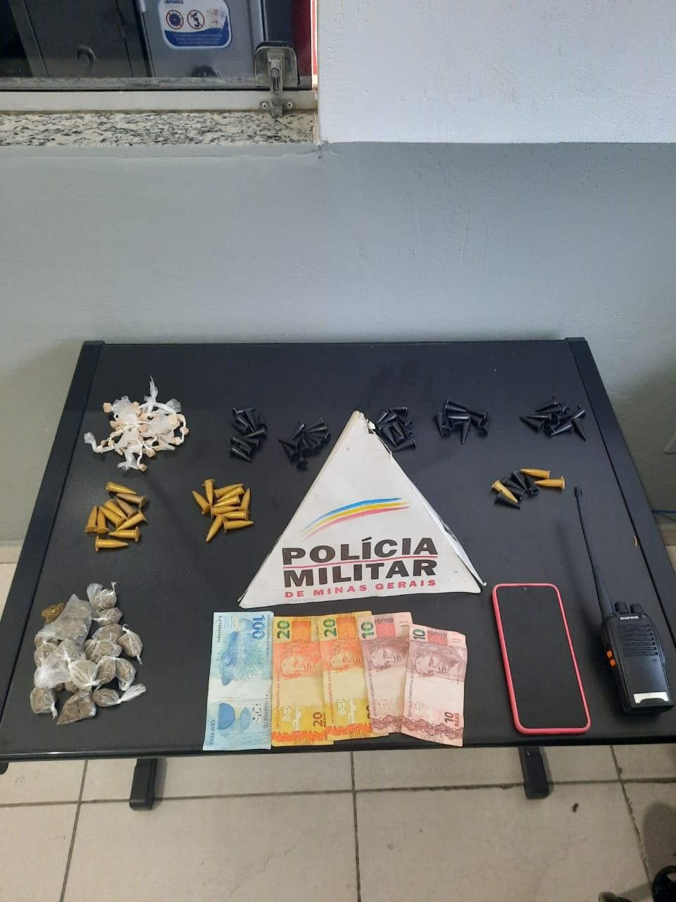 Polícia apreendeu drogas, celular, rádio comunicador e dinheiro com o suspeito de tráfico