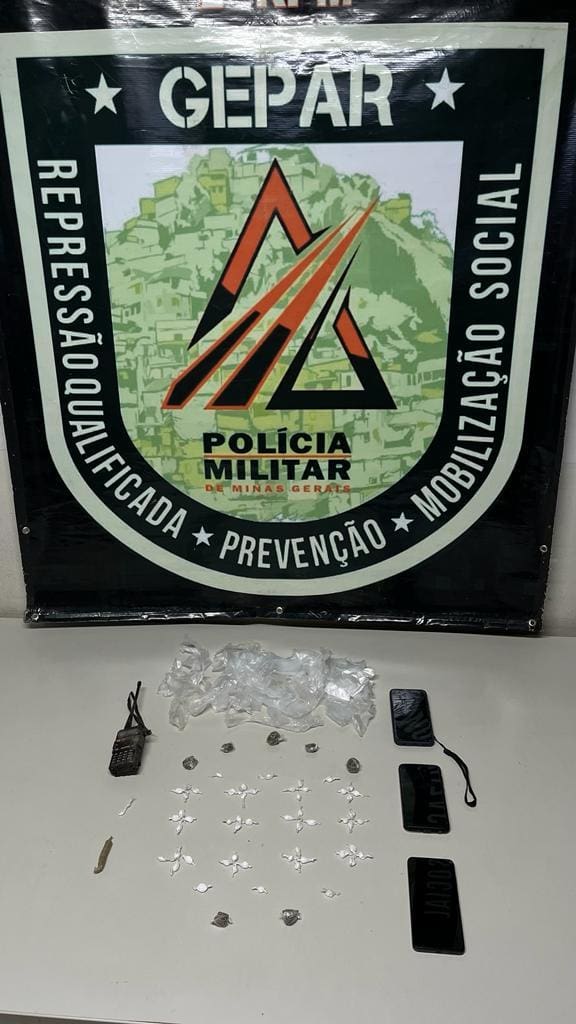 Policiais encontraram com o suspeito 53 papelotes de cocaína, seis buchas de maconha, material para dolagem e um rádio comunicador