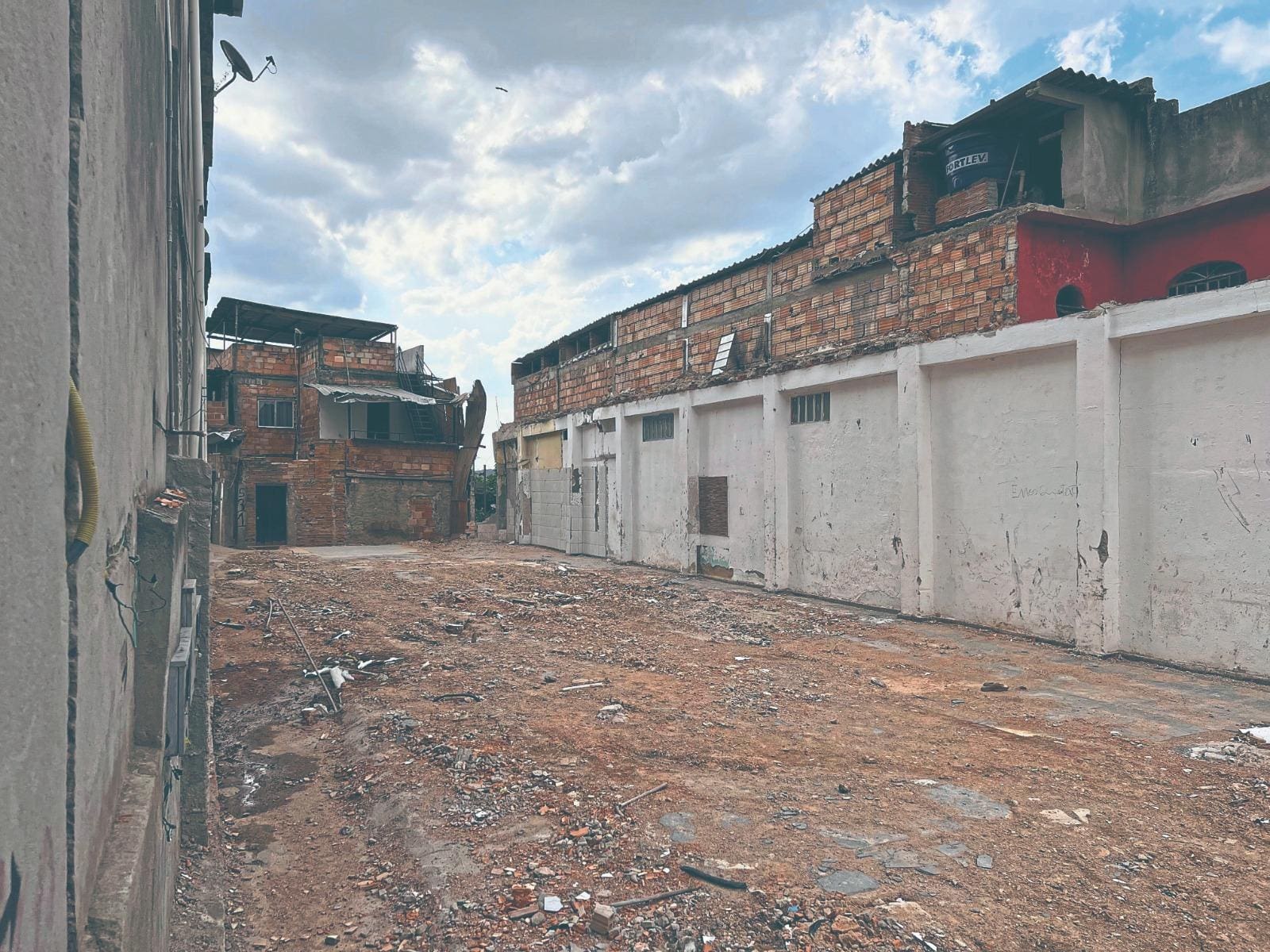Prefeitura de Betim realizou a demolição do prédio, na rua Duque de Caxias, e assumiu a responsabilidade do terreno público, de 320 m²