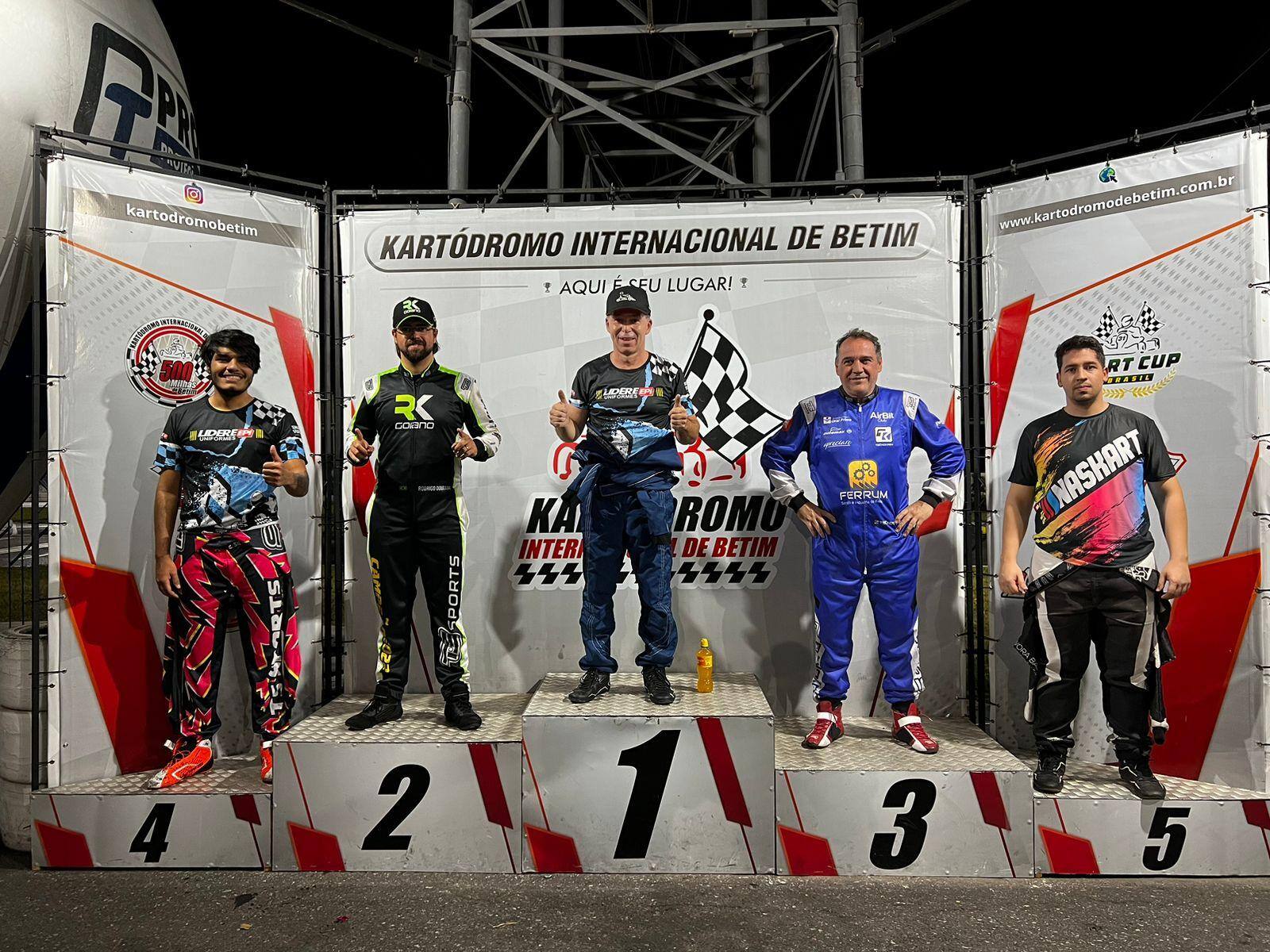 Rodrigo Rotheia (centro) subiu no pódio na categoria Super Kart, seguido de Rodrigo Dourado e Rogério Ferrum, segundo e terceiro colocados