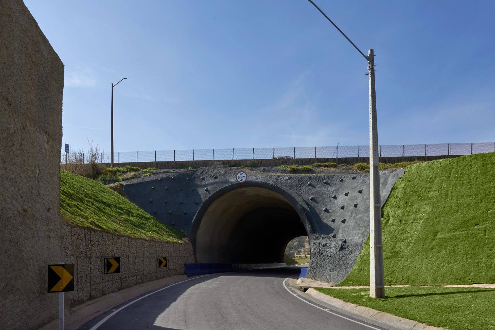 Túnel tem duas faixas e cinco metros de altura, permitindo também o tráfego de veículos de grande porte