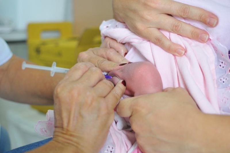 Vacinação será realizada enquanto houver estoque no município, que permanecerá aguardando a chegada de novos lotes para que todo o público infantil seja imunizado