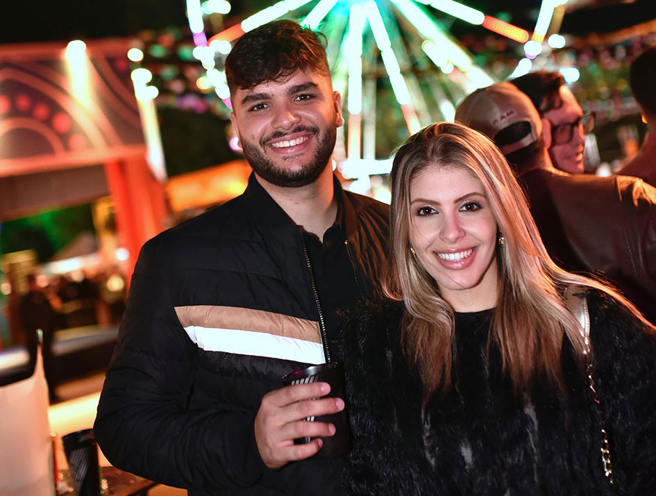 O casal André Brum (Mercearia 77) e Lorena D’vila  durante o show da dupla Guilherme e Benutto na Festança