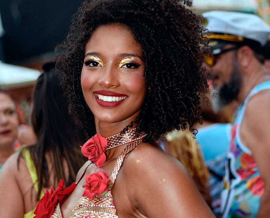 A profissional de educação física e porta-bandeira do bloco Teuto & Cornetas, Ingrid Souza, durante o Pré-Carnaval Betim 2024