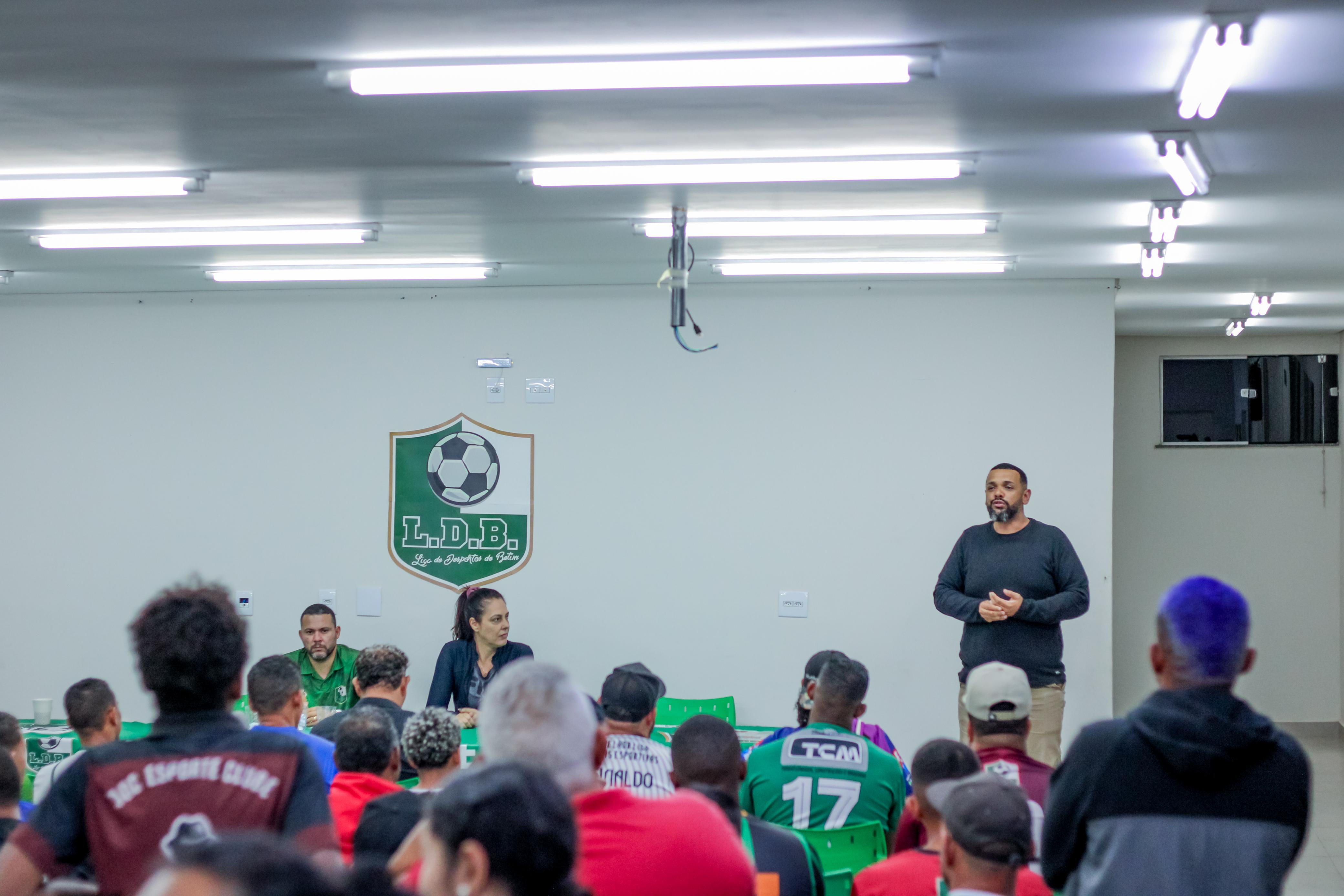 No total, 32 equipes disputam a categoria masculina e oito equipes se enfrentam pela categoria feminina