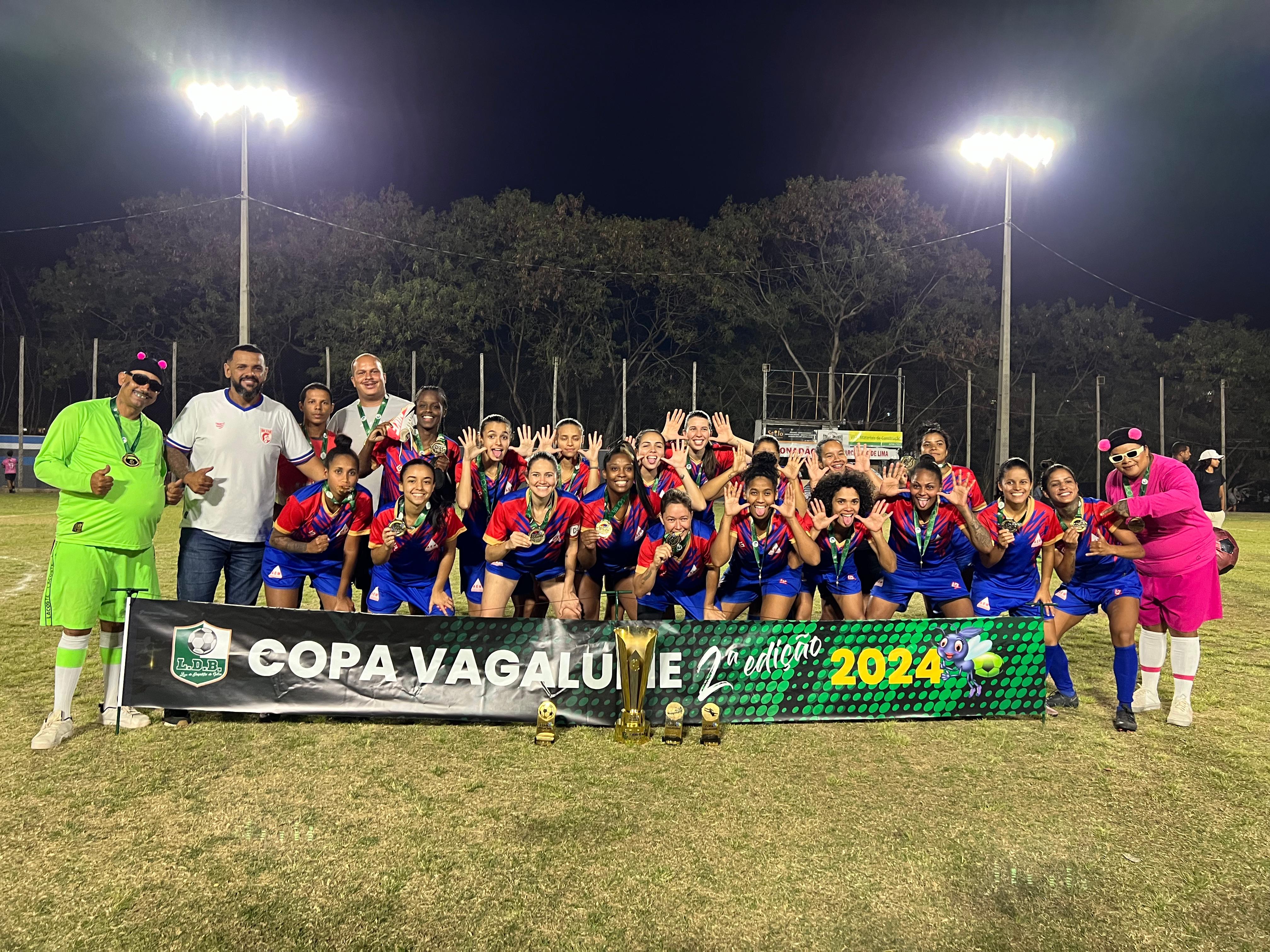 Campeãs do ano posam com o presidente da Liga de Desportos de Betim, Beto Santana, e com os mascotes Vagalume e Vagaluma