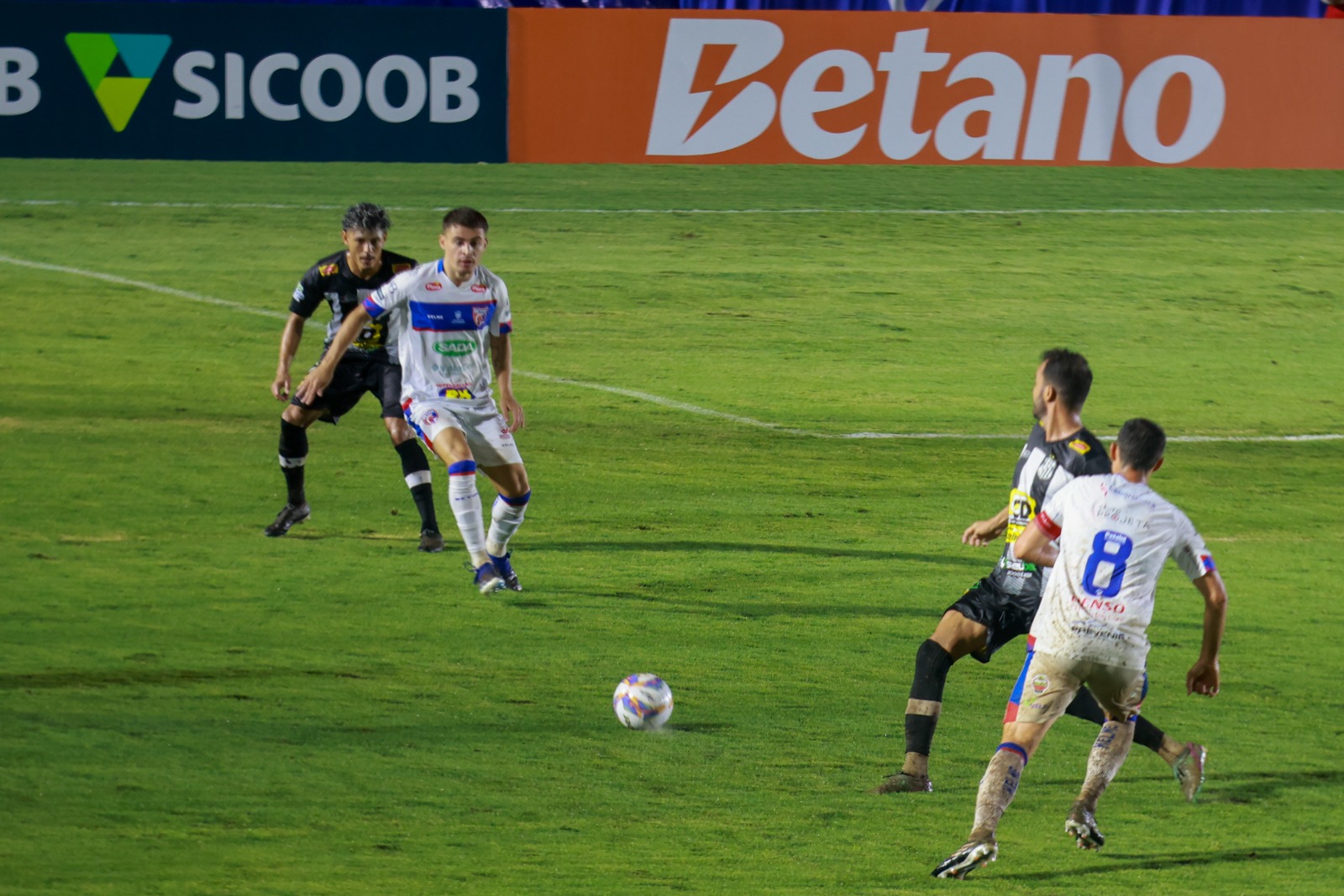 Equipe betinense venceu uma partida em casa e empatou outra