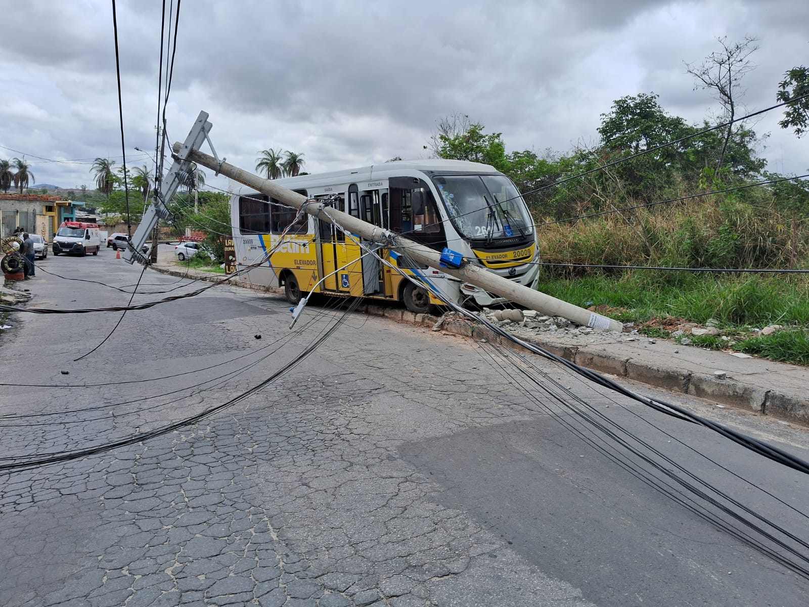 Até as 11h desta segunda (21 de outubro), fornecimento de energia elétrica ainda não havia sido desligado e havia risco de ocorrer uma descarga elétrica