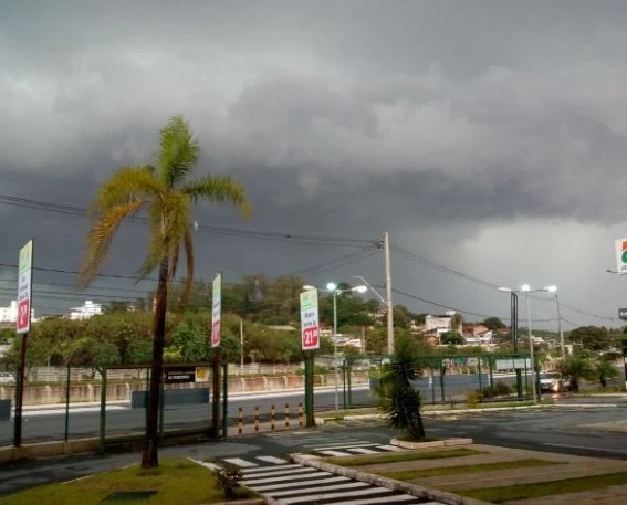 Previsão é de chuva entre 20mm e 30mm no período de uma hora, ou até 50mm durante o dia