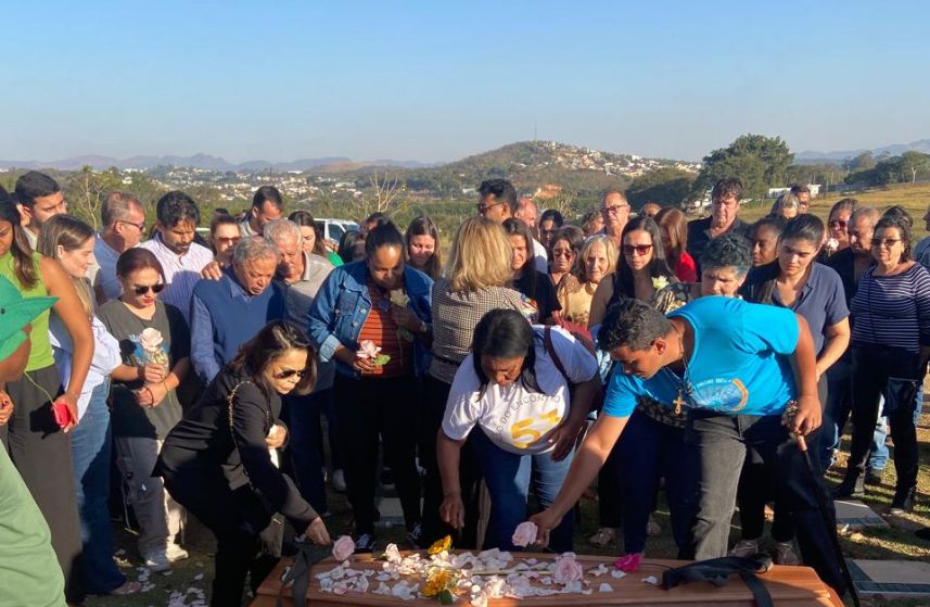 Sob pétalas de rosas brancas, urna com o corpo de dona Noemi percorreu um corredor formado por familiares e amigos emocionados