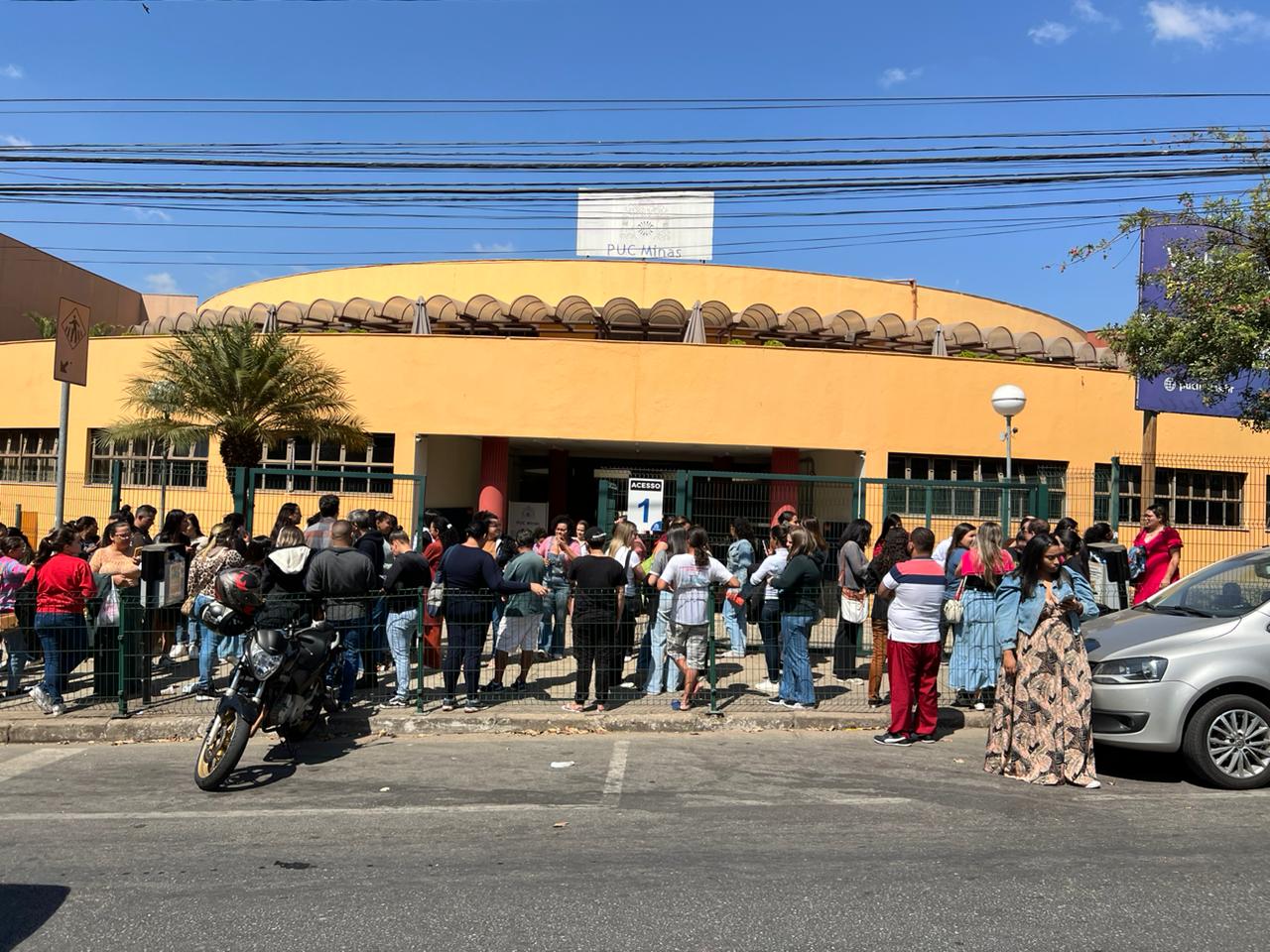 Provas estão sendo realizadas durante a manhã e à tarde em diversas escolas da cidade, e nas unidades de Betim e de Contagem da PUC