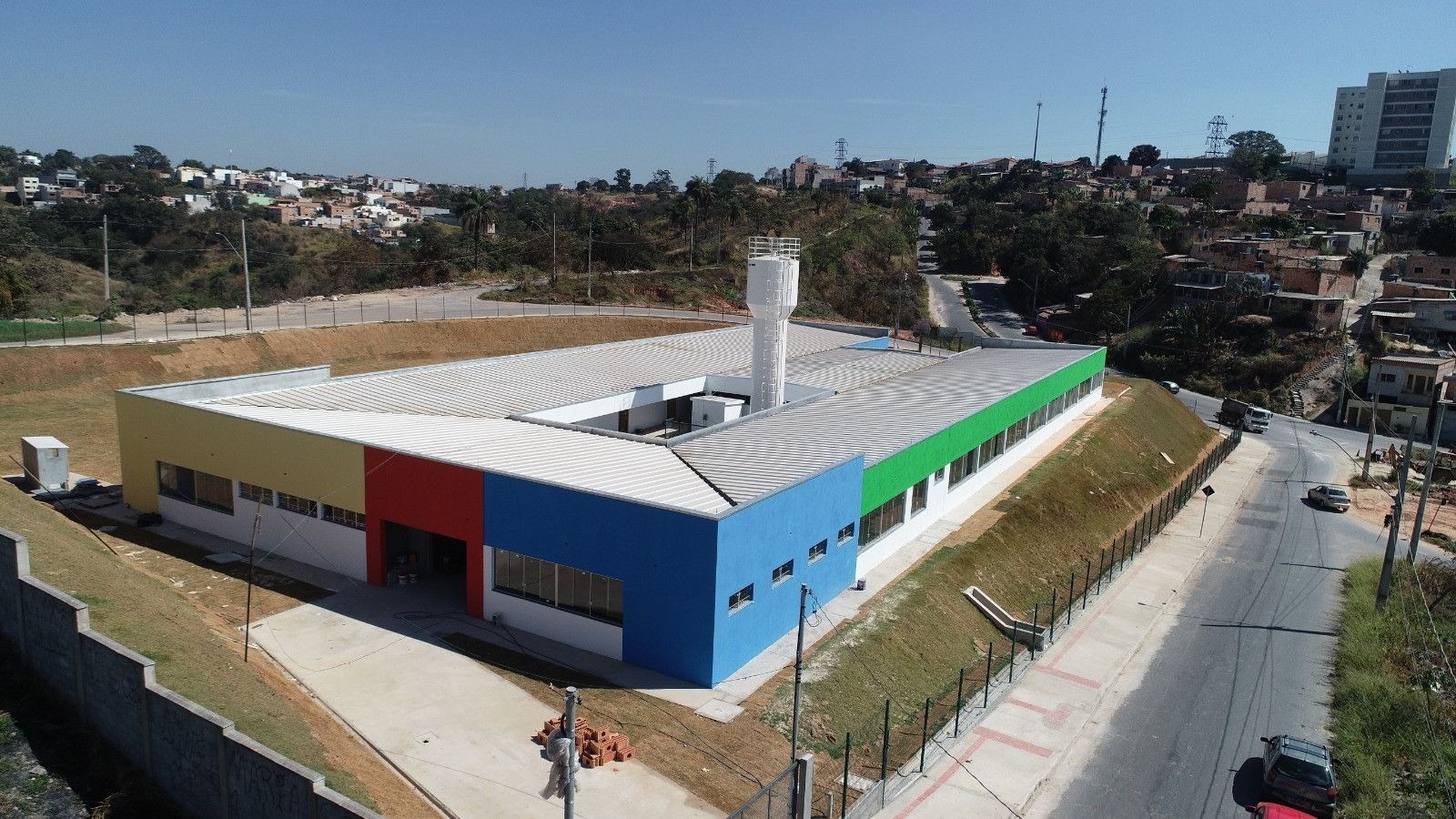 A primeira creche do bairro Vila Alpina fica localizada na rua Um, nº 74