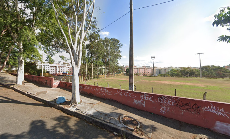 Vítima se abrigava no vestiário do campo e cuidava do espaço em contrapartida