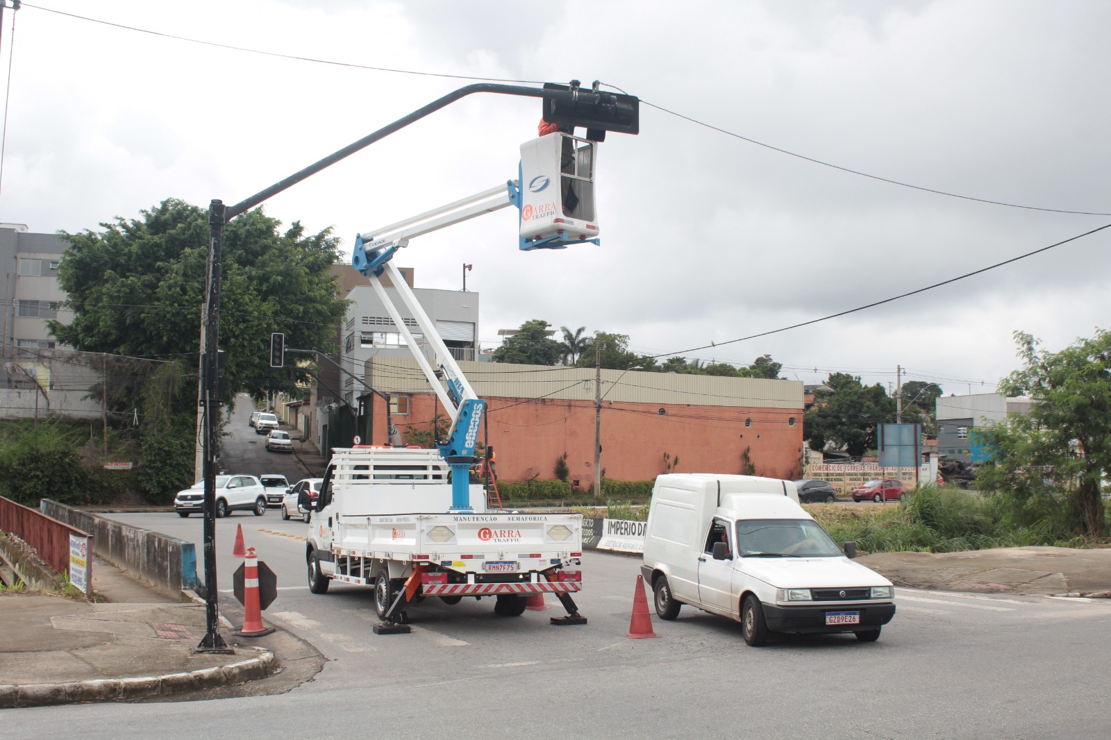 Semáforo do cruzamento da avenida Juiz Marco Túlio Isaac com a rua Violeta foi atingido por um caminhão com altura excedente