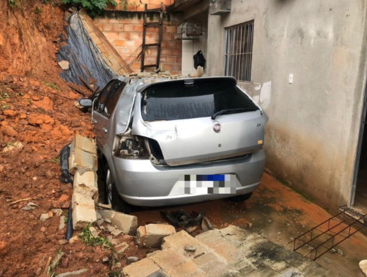 Um imóvel e um carro foram atingidos por um deslizamento de terra na rua Araçá, no Marimbá