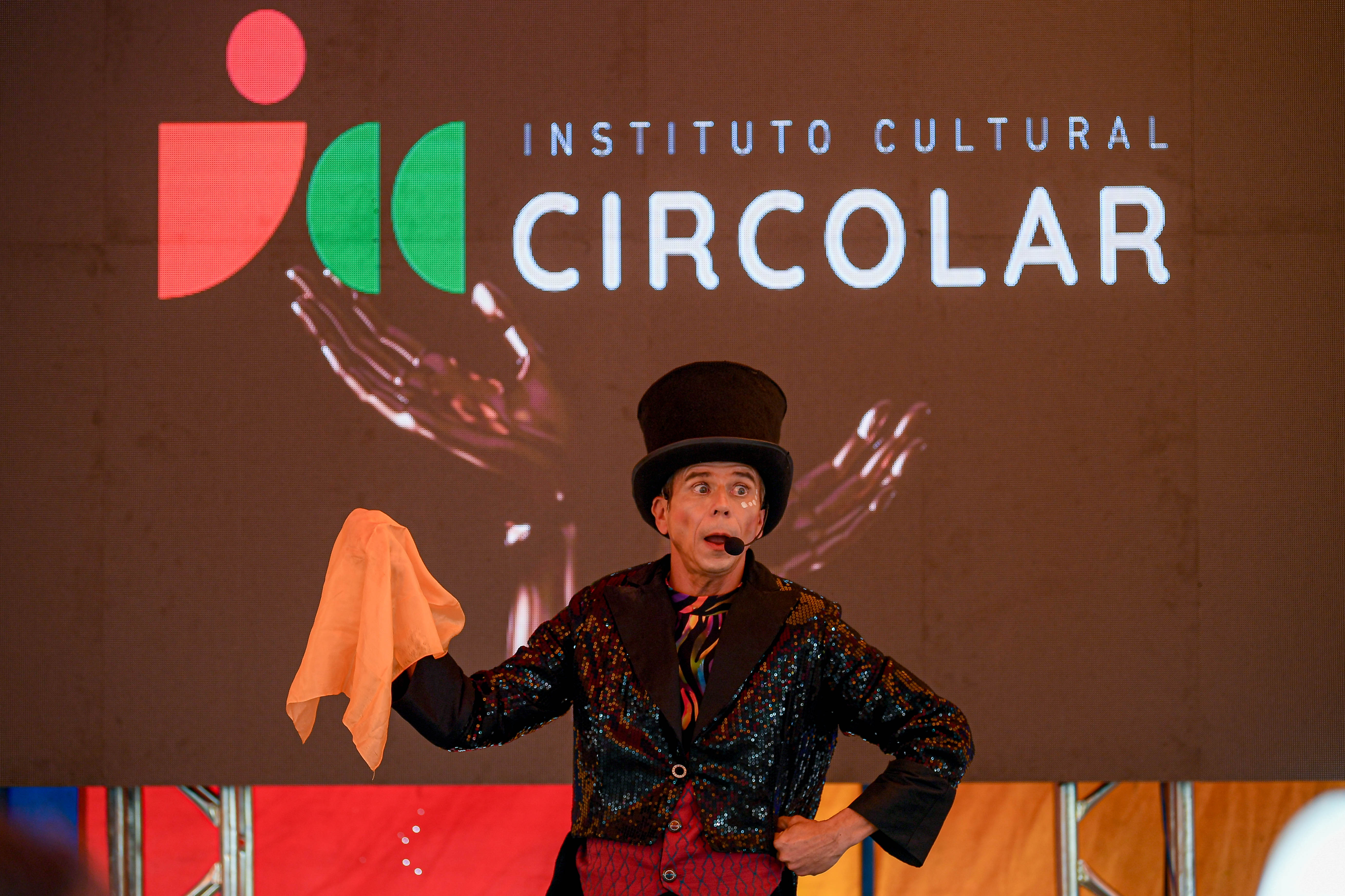 O Cine CircoLar é um projeto itinerante que combina a magia do circo tradicional com a arte do cinema