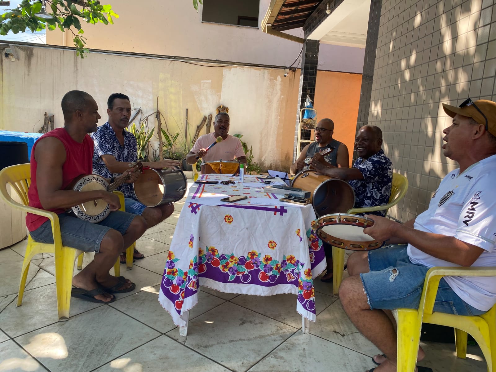 O projeto Roda de Samba entre Amigos é formado pelos músicos Vanildo, Júlio César, Marcelo, Alexandre, Alexsander, Vladimir, Orlando e Swami