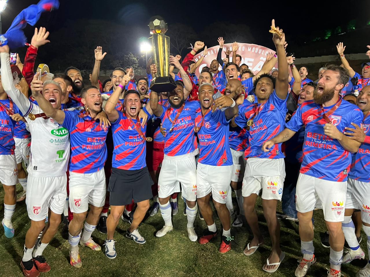 Time levantou a taça após a vitória em casa