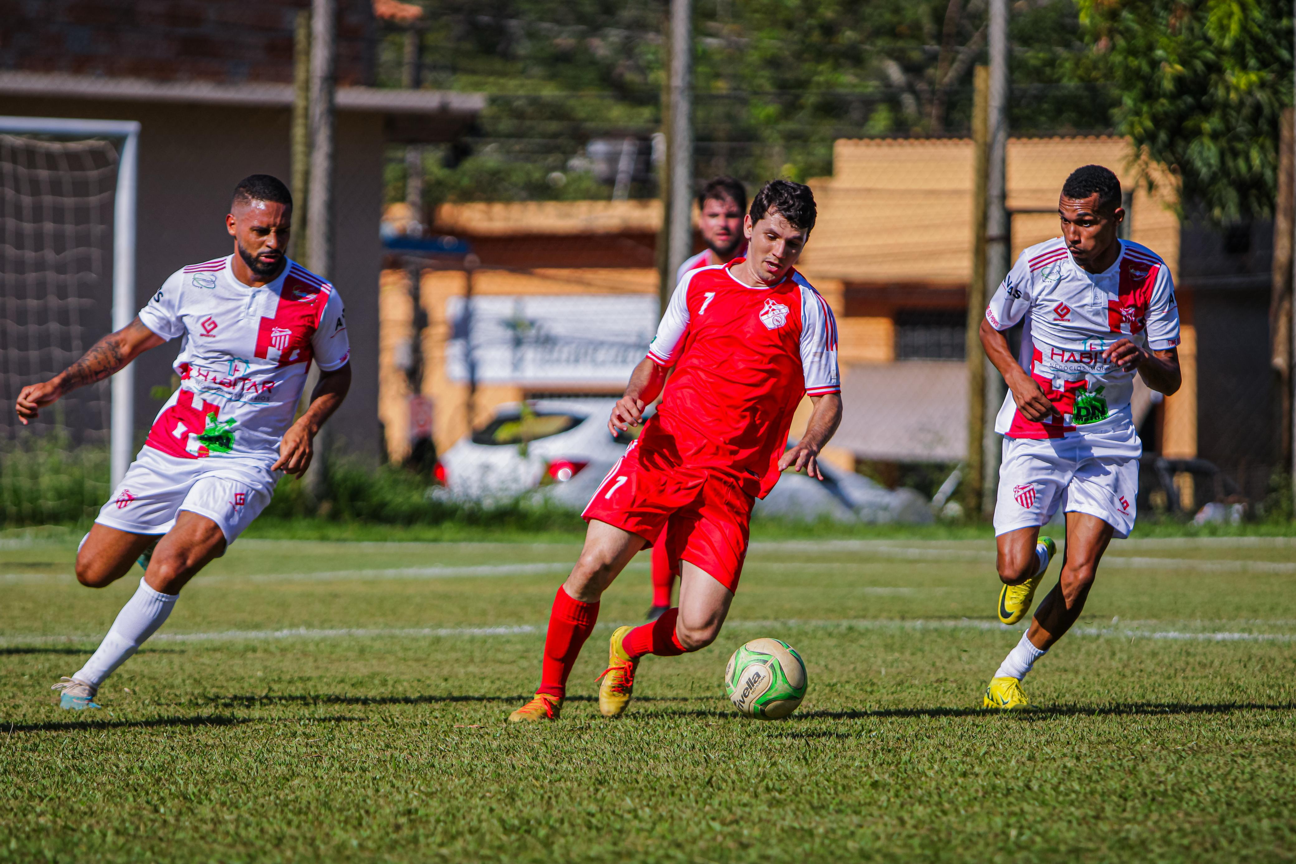 Partida entre o Gigante União e o Pitanguense (jogador ao meio) terminou empatado de 1 x 1