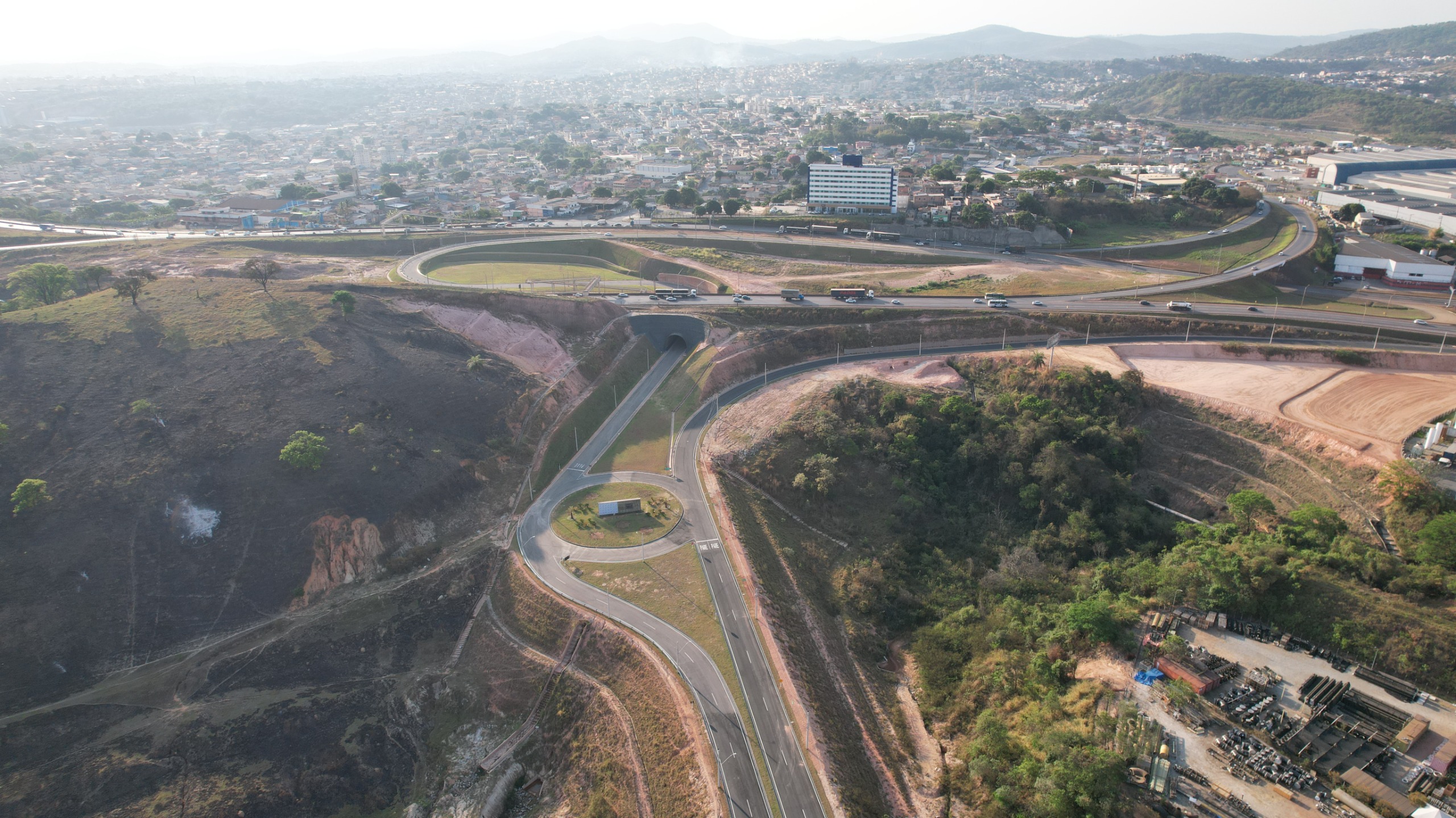 Via principal e túnel de acesso, pela 381, do Parque Industrial Logístico Joseph Bacha compõem primeiro trecho da extensão